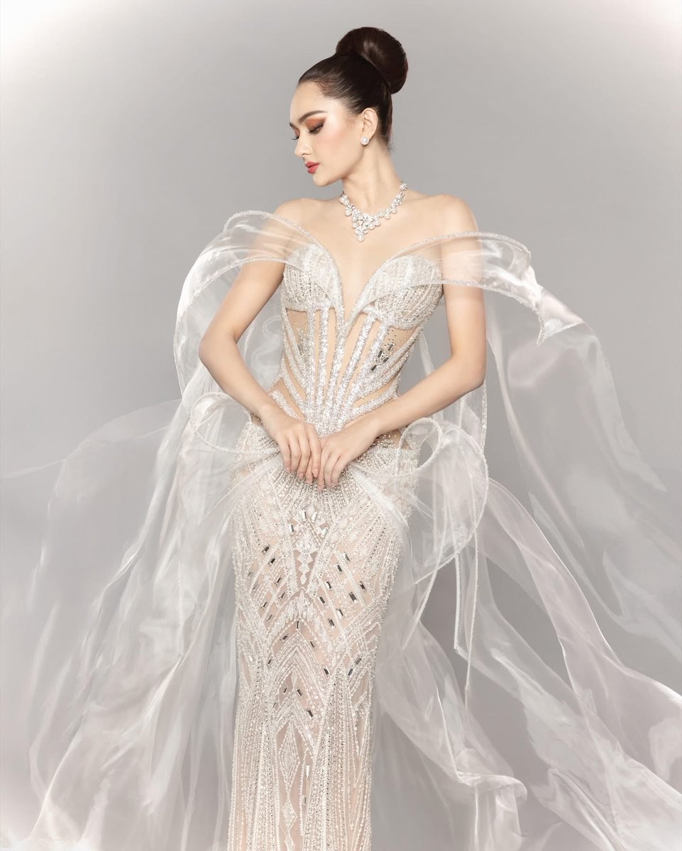 manalomaahtisa's tweet image. In @valtaguba ✨

Stylist: @pattyyap 
Makeup Artist: @mickeysee 
Hairstylist: @valenzuelajericho 
Photographer: @sevenbarretto

#MissUniverse2025