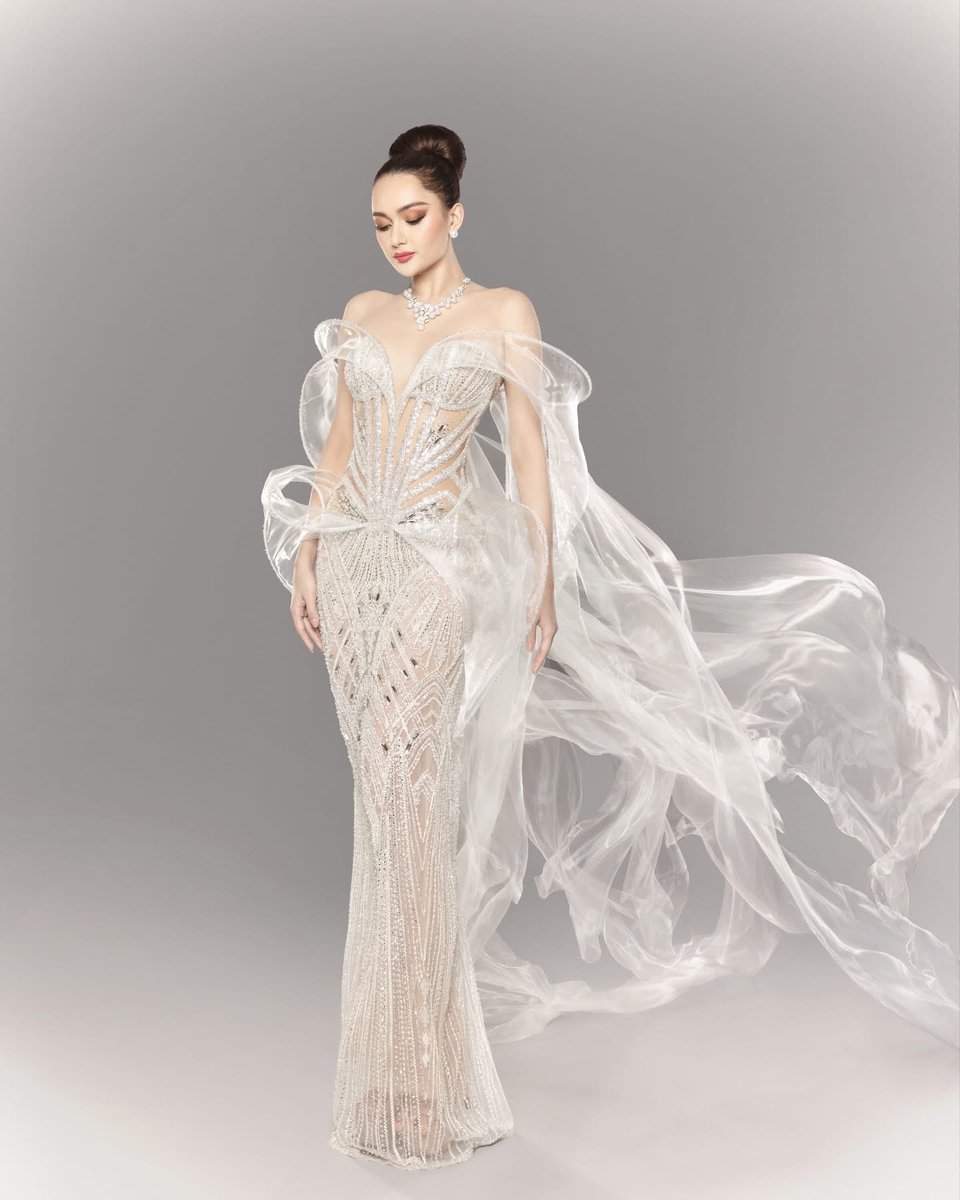 manalomaahtisa's tweet image. In @valtaguba ✨

Stylist: @pattyyap 
Makeup Artist: @mickeysee 
Hairstylist: @valenzuelajericho 
Photographer: @sevenbarretto

#MissUniverse2025