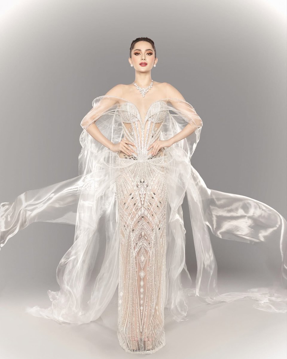 manalomaahtisa's tweet image. In @valtaguba ✨

Stylist: @pattyyap 
Makeup Artist: @mickeysee 
Hairstylist: @valenzuelajericho 
Photographer: @sevenbarretto

#MissUniverse2025