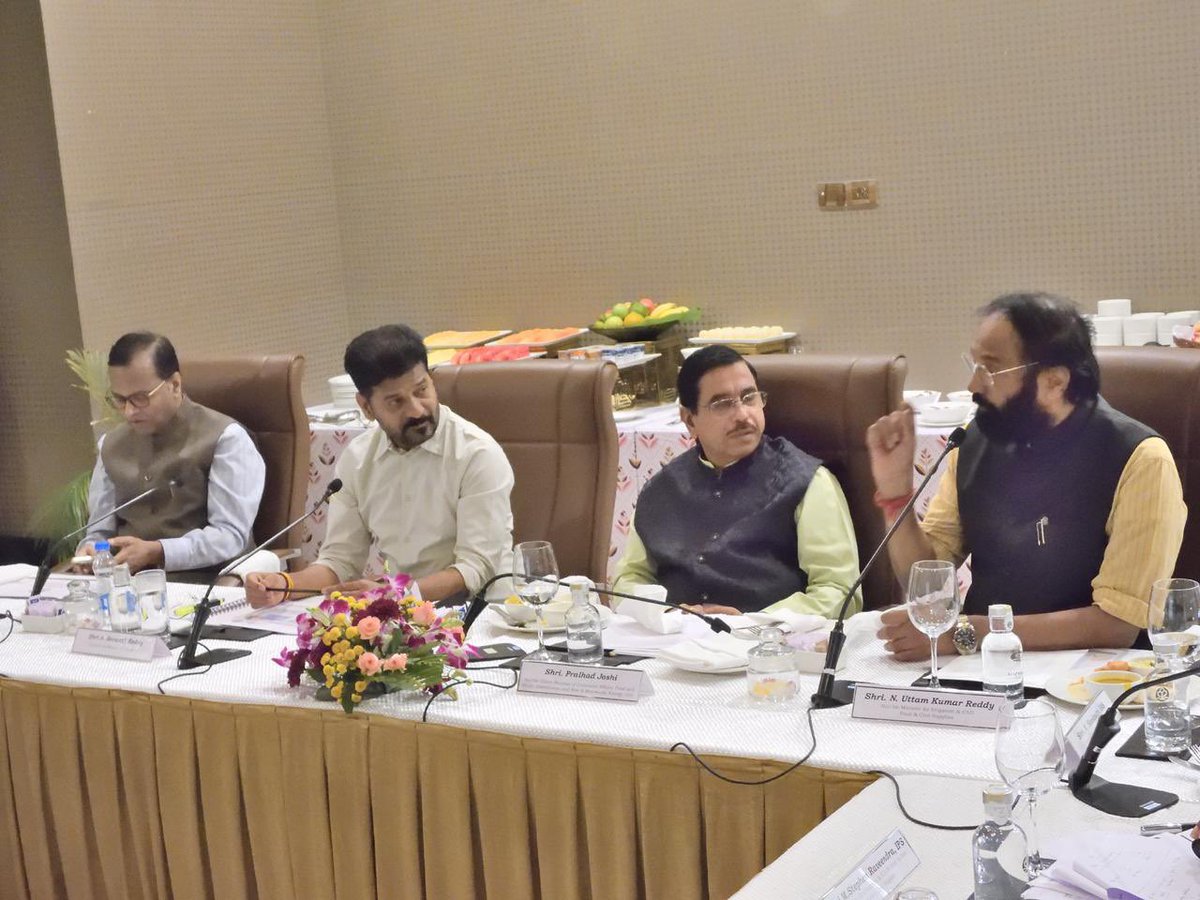 HydRising_1's tweet image. Hon’ble CM Revanth Reddy garu and Minister Uttam Kumar Reddy garu met Union Minister Shri Prahlad Joshi ji today.
They showcased Telangana’s Sanna Biyyam scheme delivering 6 kg free fine rice to 3.3 crore citizens every month, and reaffirmed Telangana’s No.1 status in paddy…
