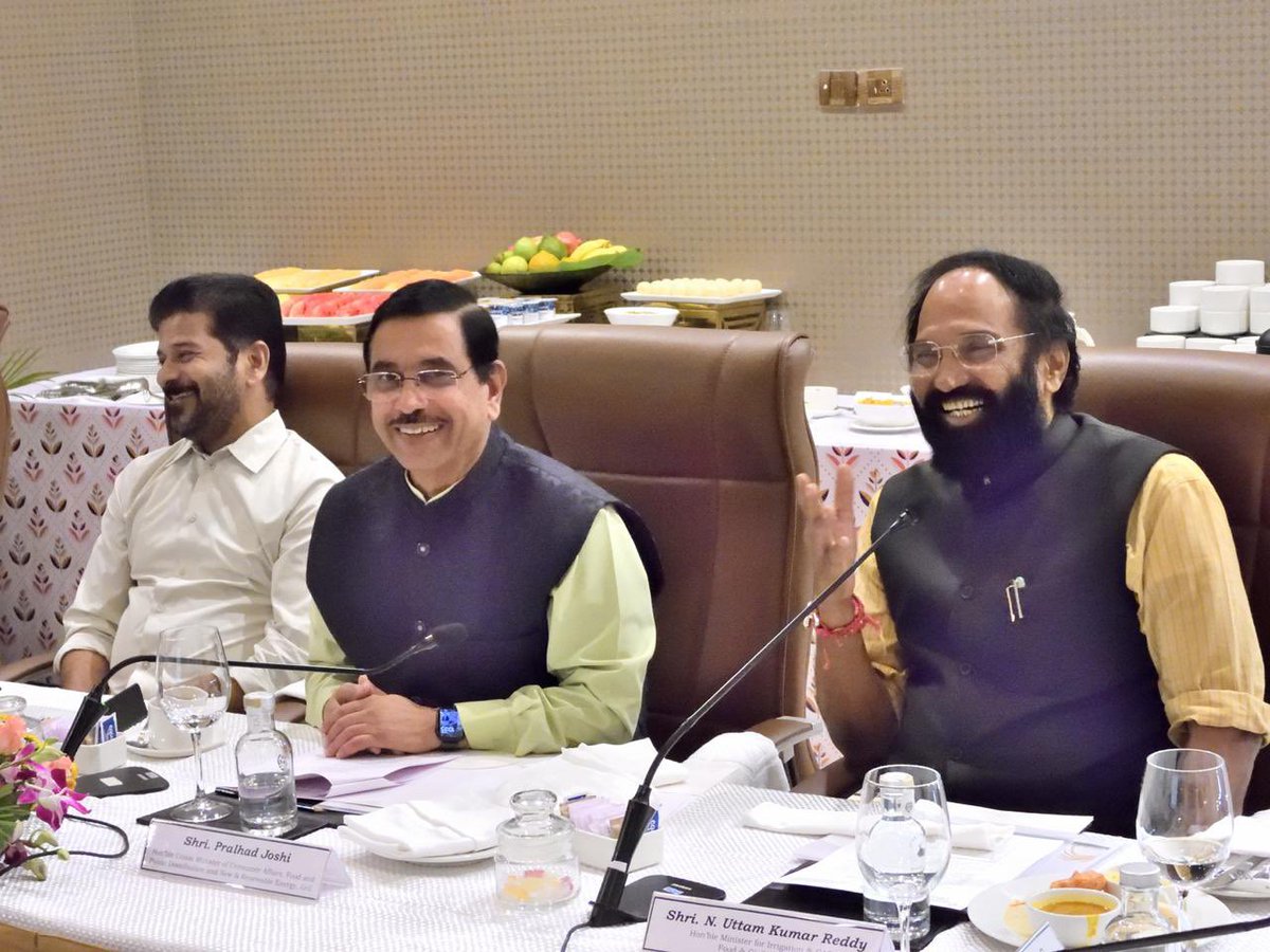 HydRising_1's tweet image. Hon’ble CM Revanth Reddy garu and Minister Uttam Kumar Reddy garu met Union Minister Shri Prahlad Joshi ji today.
They showcased Telangana’s Sanna Biyyam scheme delivering 6 kg free fine rice to 3.3 crore citizens every month, and reaffirmed Telangana’s No.1 status in paddy…