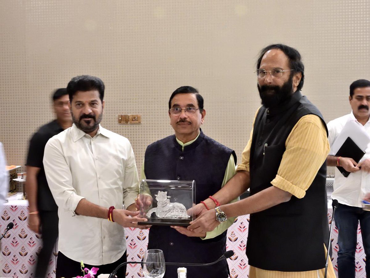 HydRising_1's tweet image. Hon’ble CM Revanth Reddy garu and Minister Uttam Kumar Reddy garu met Union Minister Shri Prahlad Joshi ji today.
They showcased Telangana’s Sanna Biyyam scheme delivering 6 kg free fine rice to 3.3 crore citizens every month, and reaffirmed Telangana’s No.1 status in paddy…