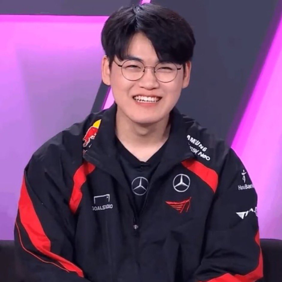 gugugumsi's tweet image. 웃는거 진짜 예쁨...