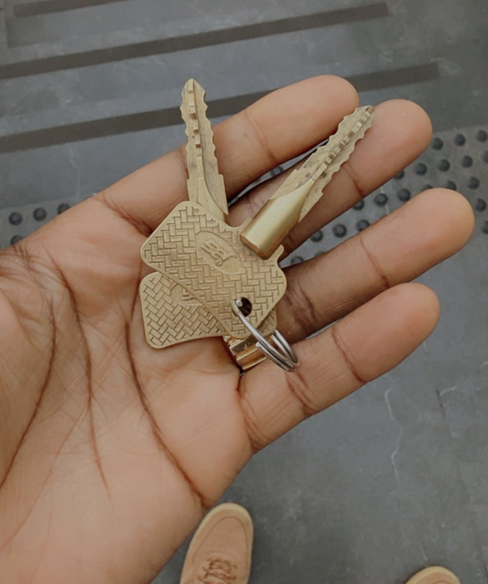 jotape_oficial's tweet image. A chave do apartamento QUE EU COMPREI PROS MEUS PAIS com o dinheiro que a música me deu 🤎 receber essa chave no dia da consciência negra e um dia antes de completar dez amos de carreira significa MUITO