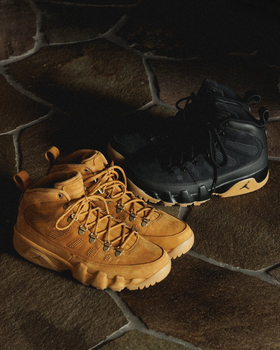 AandS_official's tweet image. 2025. 11. 27 (thu)in store.

■NIKE AIR JORDAN 9 RETRO BOOT NRG
AJ9のDNAを受け継ぐタフなブーツモデル。耐久レザーと悪天候対応の設計、Air Zoomによる快適な履き心地を備え、ウィート×ガムライトブラウンの配色で秋のコーデに馴染む万能な一足。

x.gd/uutjg