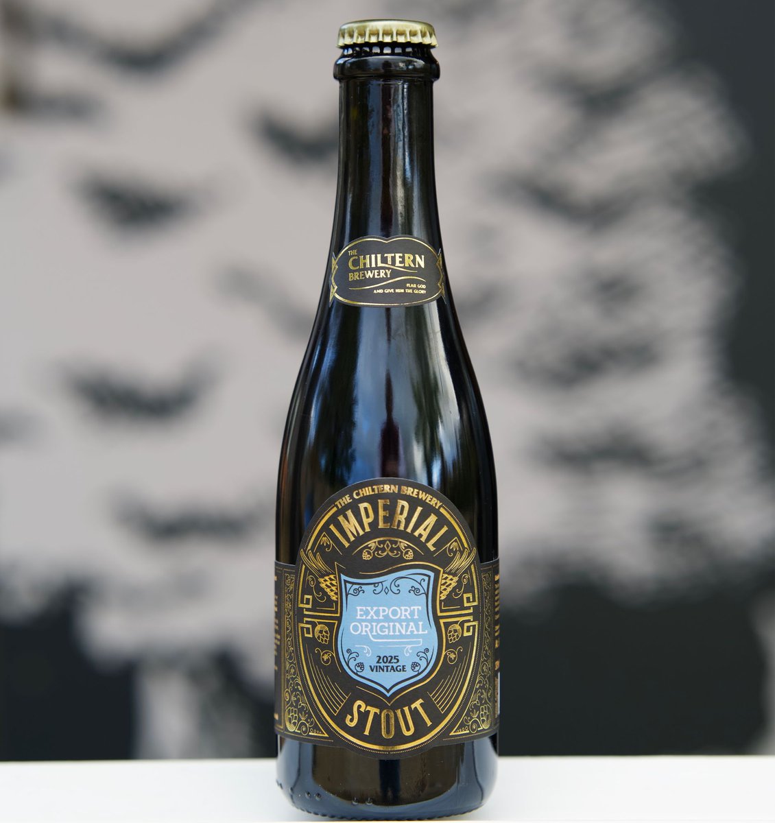 ChilternBrewery's tweet photo. Re-brewed for our 45 Years in Beer celebrations.

Black &amp; velvety smooth with a satisfyingly rich feel in the mouth.

A beer to savour by the fire. You could share it, or even give one away, but you’re probably better off keeping this one to yourself.

#chilternbrewery #stout https://t.co/R6pbKz7f6v