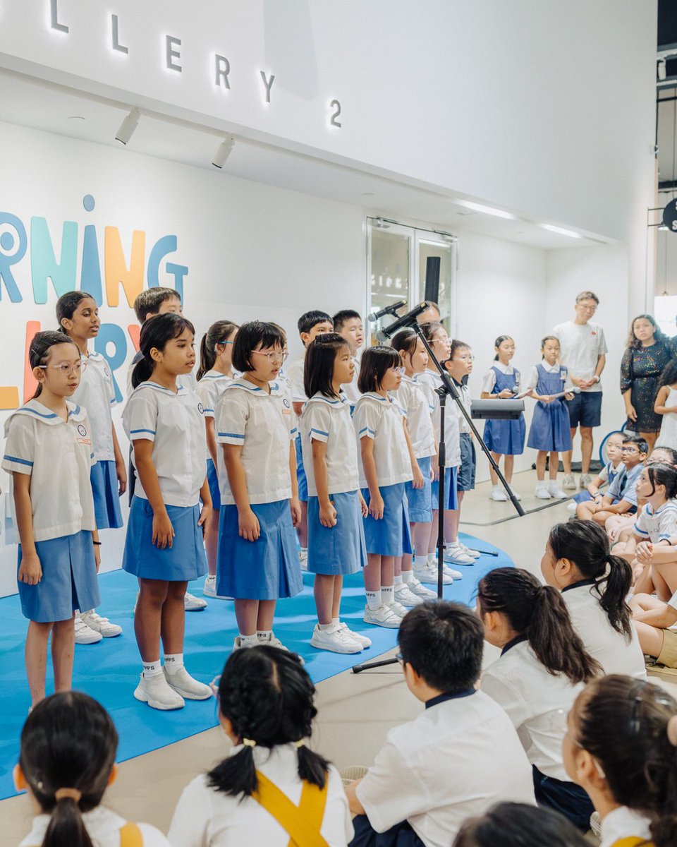 Under The Same Sky is now open at SAM! Explore 20 vibrant artworks by Primary 4 students, inspired by themes of nature, home and community. Don’t miss the activity corner with a sticker sheet and postcard drop-in 💌Discover more at bit.ly/UnderTheSameSk…
#ThinkContemporary