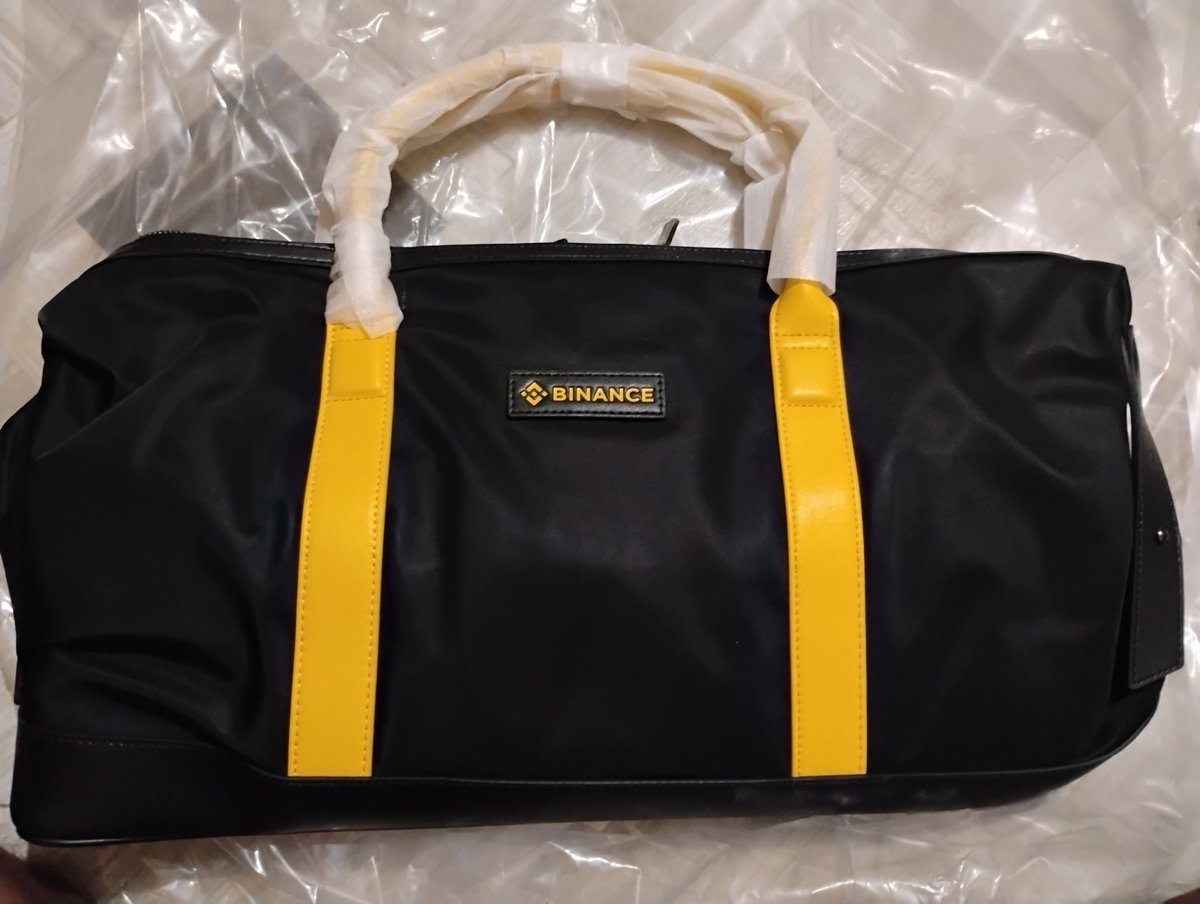 ChalkeTjs's tweet image. Just got my @binance @BinanceArabic duffle bag 😍🔥
Won it in Kahoot and I’m obsessed! Only Binance spoils us like this fr.
Big love to the MENA team + special thanks to @wessalbinance for the constant hype &amp;amp; motivation ❤️
You guys made my day! 🚀
#Binance #ThankYouBinance