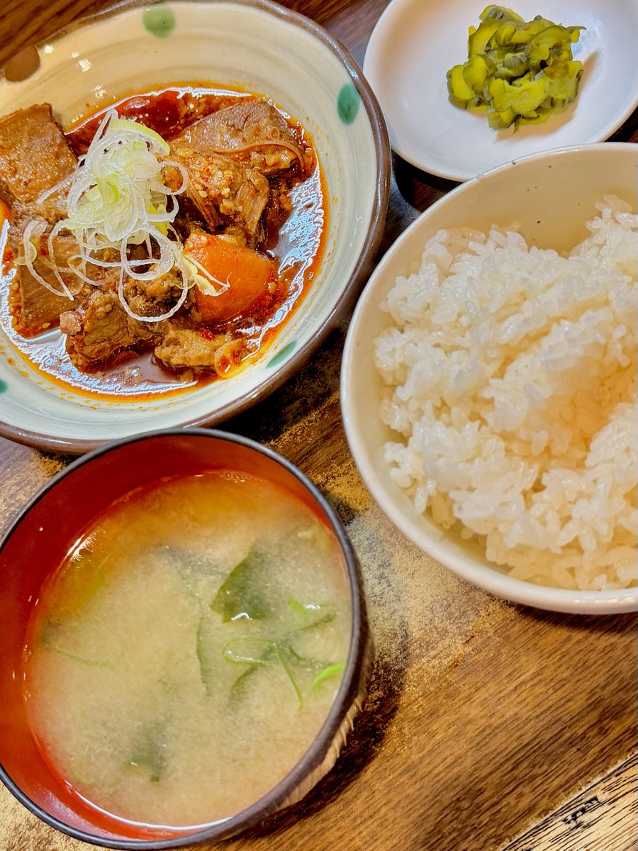 Polo_gti's tweet image. 【路地裏】で『旨辛牛すじ煮込み』をいただきました✨ 950円
久しぶりの牛すじ煮込み、ホロホロに煮込まれた牛すじが口の中でほどける感じがたまりません😋 
見た目はピリ辛そうですが、実は優しい辛さで食べやすいです🔥
寒い日にぴったりの一品で、心もお腹も温まります🍲

#路地裏 #牛すじ煮込み