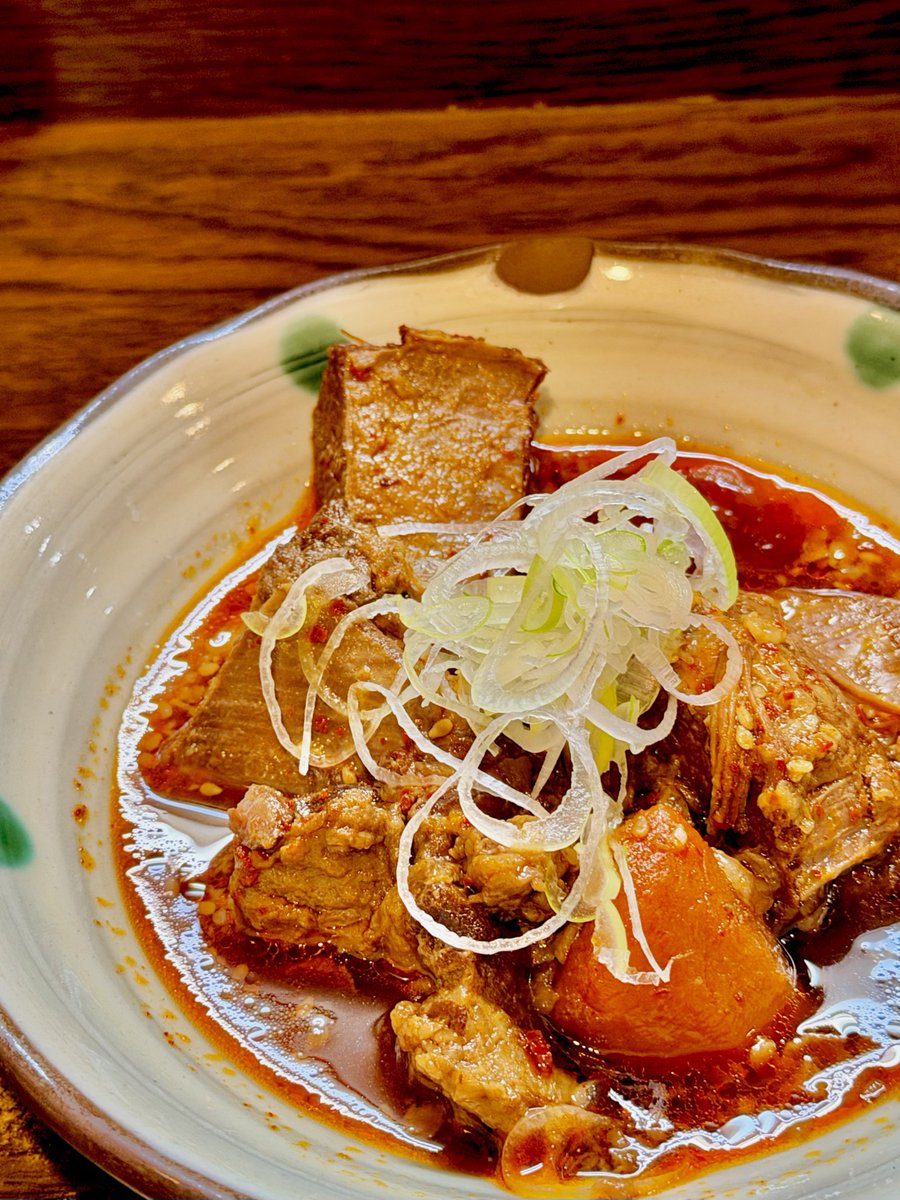 Polo_gti's tweet image. 【路地裏】で『旨辛牛すじ煮込み』をいただきました✨ 950円
久しぶりの牛すじ煮込み、ホロホロに煮込まれた牛すじが口の中でほどける感じがたまりません😋 
見た目はピリ辛そうですが、実は優しい辛さで食べやすいです🔥
寒い日にぴったりの一品で、心もお腹も温まります🍲

#路地裏 #牛すじ煮込み