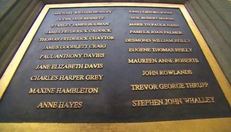 SolihullUpdates's tweet image. Remembering the 21 people who sadly lost their lives in the #Birmingham pub bombings 51 years ago today #GoneButNotForgotten 

Twenty-one people died and 182 were injured in the attacks on #TheMulberryBush and #TavernInTheTown in the city centre on 21st November 1974.