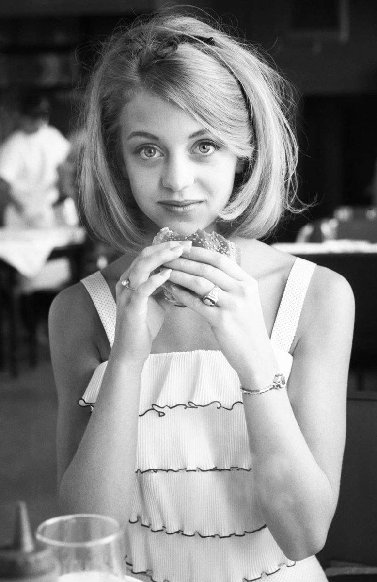 annaandy40's tweet photo. 80 today 💛🎂💛
Happy birthday to the much-loved GOLDIE HAWN. She  began her career as a professional dancer before landing her big break in acting. She won the Academy Award for Best Supporting Actress in her first major film role in 1969's Cactus Flower. @goldiehawn #LaughIn https://t.co/kJ4EAwGo2J
