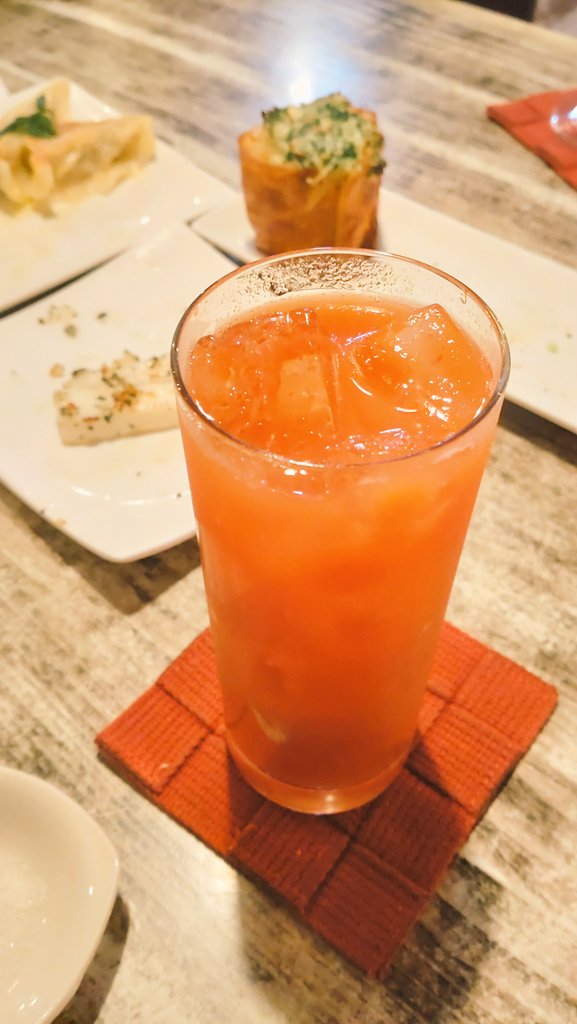 昨晩はchroちゃんとチ(お)っくんと御飯してきました♬
3人とも作曲するボーカルギターで、DTMも触るので話が尽きませんでした。笑
本当に時間があっと云う間でした、また集まりたいナ〜〜〜✨️
ブラッディメアリーかある御店嬉しいですネ🍅🍅🍅