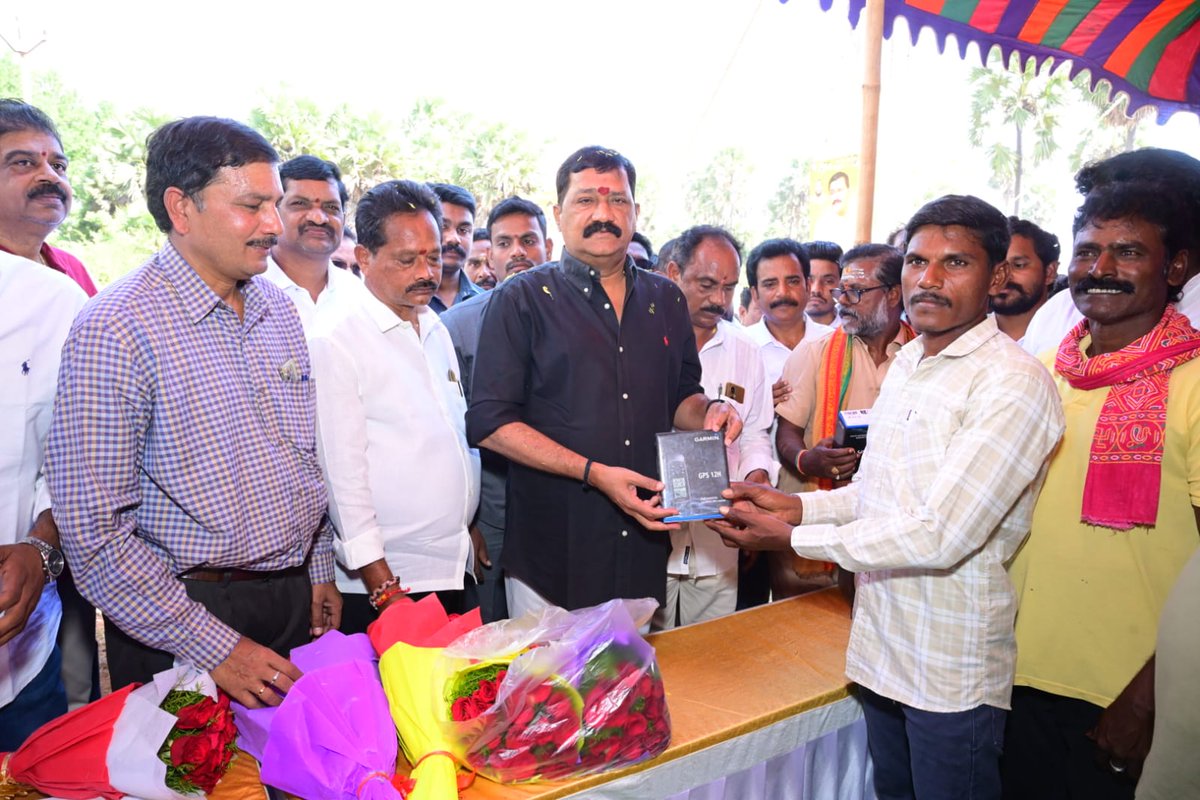 Ganta_Srinivasa's tweet photo. జీవీఎంసీ 4 వ వార్డులోని పెద్ద ఉప్పాడలో రూ.1.39 కోట్లతో ప్రతిపాదించిన మత్స్యకారుల బహుళార్థ సాధక కేంద్రానికి.. చేపలను ఆరబెట్టడానికి ఉద్దేశించిన 7 ఫ్లాట్ ఫాం లకు ఈరోజు శంకు��్థాపన చేశాను. మంగమారిపేటలో 30 మందికి రూ. 6 లక్షల విలువైన  సీ వీడ్ రాఫ్ట్ లను అందించాను. ప్రపంచ మత్స్యకార దినోత్సవం సందర్భంగా చేపల తిమ్మాపురంలో మోటార్లు తదితర పరికరాలను పంపిణీ చేశాను. మత్స్యకారుల అభ్యున్నతి కోసం ప్రభుత్వం అండగా ఉంటుందని ఈ సందర్భంగా చెప్పాను. వేట నిషేధం సమయంలో మత్స్యకారుల జీవనోపాధికి ఎలాంటి ఇబ్బంది రాకుండా 12,130 మందికి ఏడాదికి రూ.20 వేల చొప్పున రూ.25 కోట్లు ఇచ్చామని తెలియజేశాను.

#GantaSrinivasaRao #Bheemili