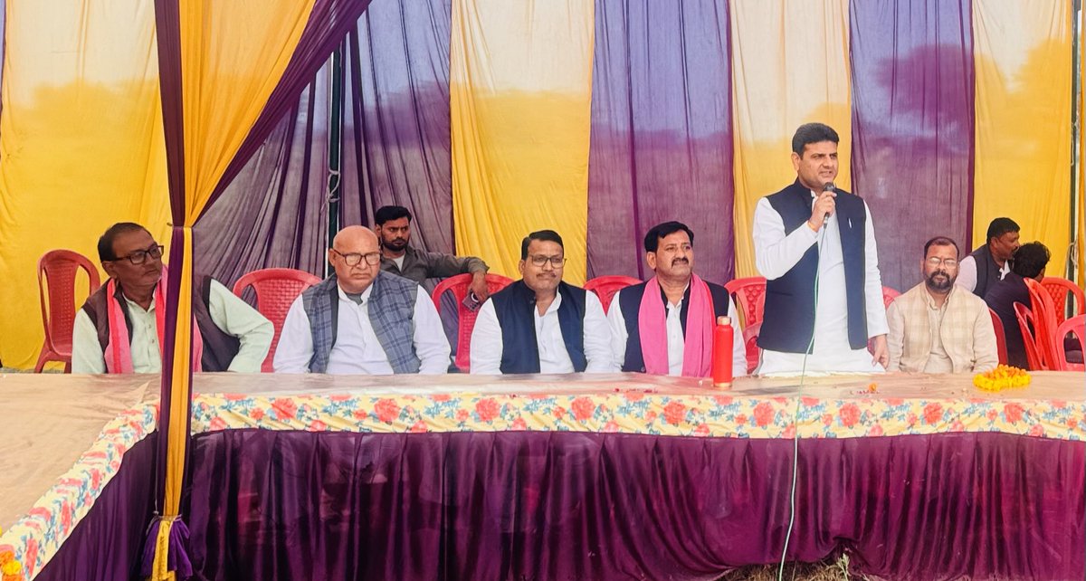 HMRPushpendra's tweet image. परम श्रद्धेय नेता जी की स्मृति में सुमेरपुर के बिरखेरा ग्राम प्रधान अशोक यादव द्वारा आयोजित दंगल में सम्मिलित होकर,नेता जी को श्रद्धांजलि अर्पित की...#AkhileshYadav 
#dimple_yadav
#dharmendrayadav
#samajwadi_party
#syamlalpal
#@highlight