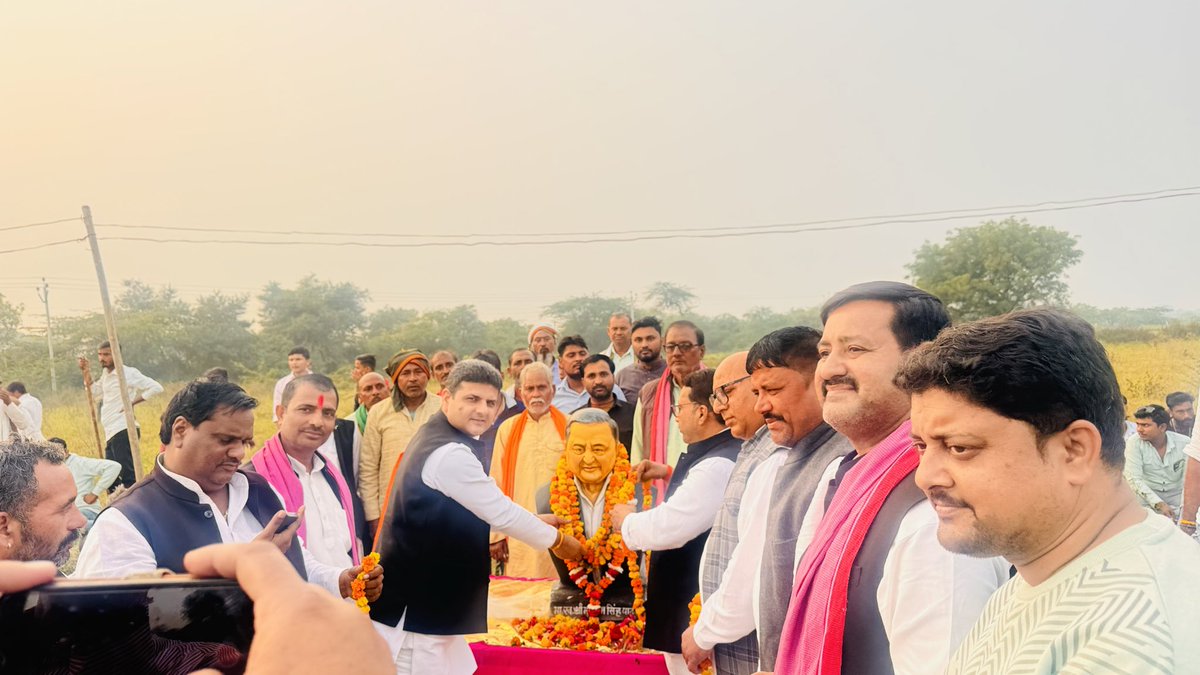 HMRPushpendra's tweet image. परम श्रद्धेय नेता जी की स्मृति में सुमेरपुर के बिरखेरा ग्राम प्रधान अशोक यादव द्वारा आयोजित दंगल में सम्मिलित होकर,नेता जी को श्रद्धांजलि अर्पित की...#AkhileshYadav 
#dimple_yadav
#dharmendrayadav
#samajwadi_party
#syamlalpal
#@highlight