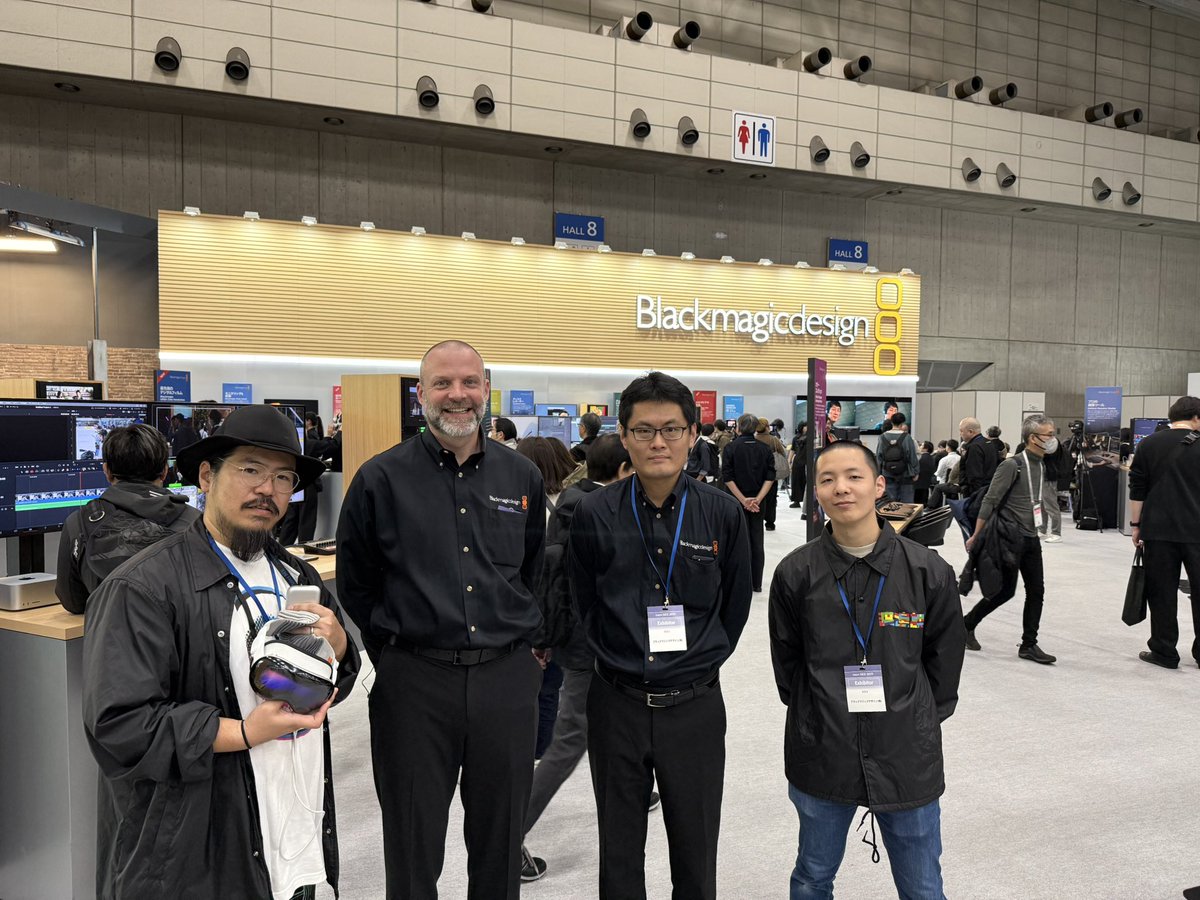 _wato's tweet image. BlackmagicdesignのURSAのプロダクトマネジャーのティム氏と、DaVinciResolveの製品開発責任者のピーター氏にこれからのイマーシブについて色々とお話もさせてもらいました。
そして弊社で製作した　#イマーシブ推し活　も体験してもらいましたー！
#InterBEE2025 #Blackmagicdesign 
@BMD_NewsJP…