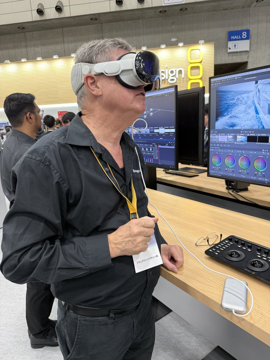 _wato's tweet image. BlackmagicdesignのURSAのプロダクトマネジャーのティム氏と、DaVinciResolveの製品開発責任者のピーター氏にこれからのイマーシブについて色々とお話もさせてもらいました。
そして弊社で製作した　#イマーシブ推し活　も体験してもらいましたー！
#InterBEE2025 #Blackmagicdesign 
@BMD_NewsJP…