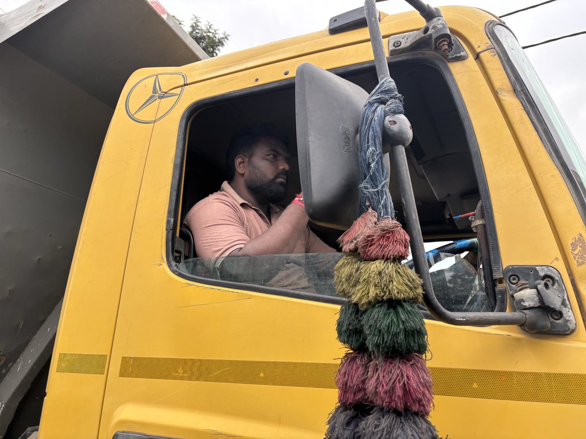 naga_rocks's tweet photo. @btppubliceye @blrcitytraffic this is at Hennur Bande signal. Utter disregard for rules. Was also about to drive into 2 wheeler. BTP to take action please! https://t.co/69r7ksMV6V