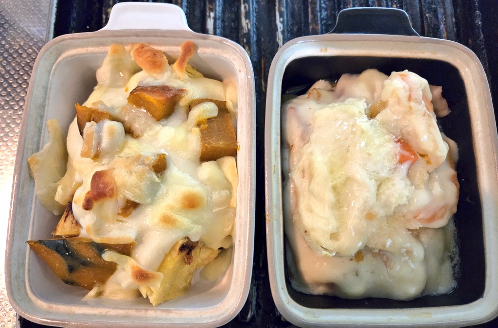 one_preshow's tweet image. 昨日はグラタン食べたくなって2種類作った
エビとベーコンのマカロニグラタン
かぼちゃとさつま芋のチーズデザートグラタン
しょっぱいのと甘いの無限ループできる🧀🦐🍠🥓🎃

ベシャメルソースに茹でたマカロニと炒めた野菜やエビいれて盛ってオーブンで完成！

#おうちごはん
#グラタン
#簡単レシピ