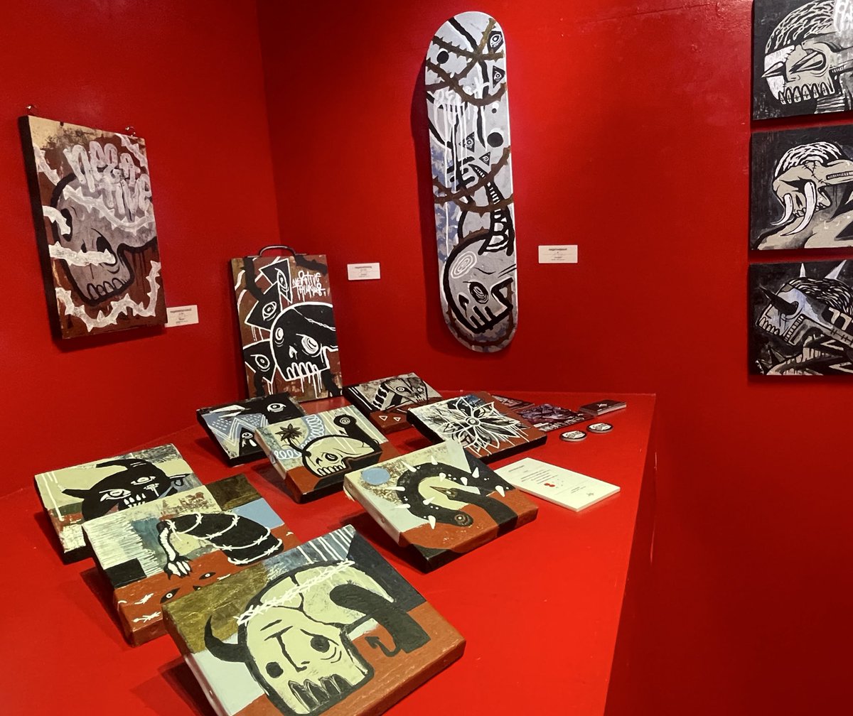 キョウグさん<a href="/kyoguDrDDD/">キョウグ［11/16-22東京個展］</a> の個展へ。

いつも以上に今回は大きく絵の雰囲気が変わっていて色々質問させていただき、納得。
ダークなだけでなくどこか落ち着くけれど少しチクっと刺さる作品群でした。

明日最終日、終日ご本人いらっしゃるとのことです！