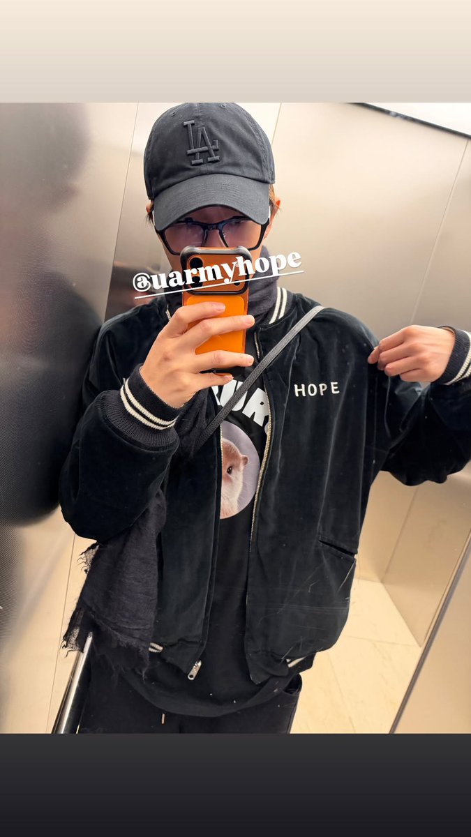 Not Joon flexing with the beautiful Human Hope's jacket! 😭
instagram.com/stories/rkive/…