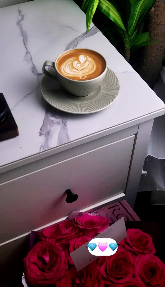 لا تنتظر المرأة ان يعلمها أحد كيف تكون إمرأة،
فغالباً هي لا تحب الملاحظات او التعديل او توجيه فكرها او لغة تفاعلها لأنها لا ترى نفسها مشروعاً للتعديل
المرأة إذا اقتنعت بنفسها لاتقبل ان تكون مسودة قابلة للمراجعة او صفحة بكتاب مهمل
عن نفسي ..انا نسخة اساسية ليست نهائية
#يوم_الجمعة