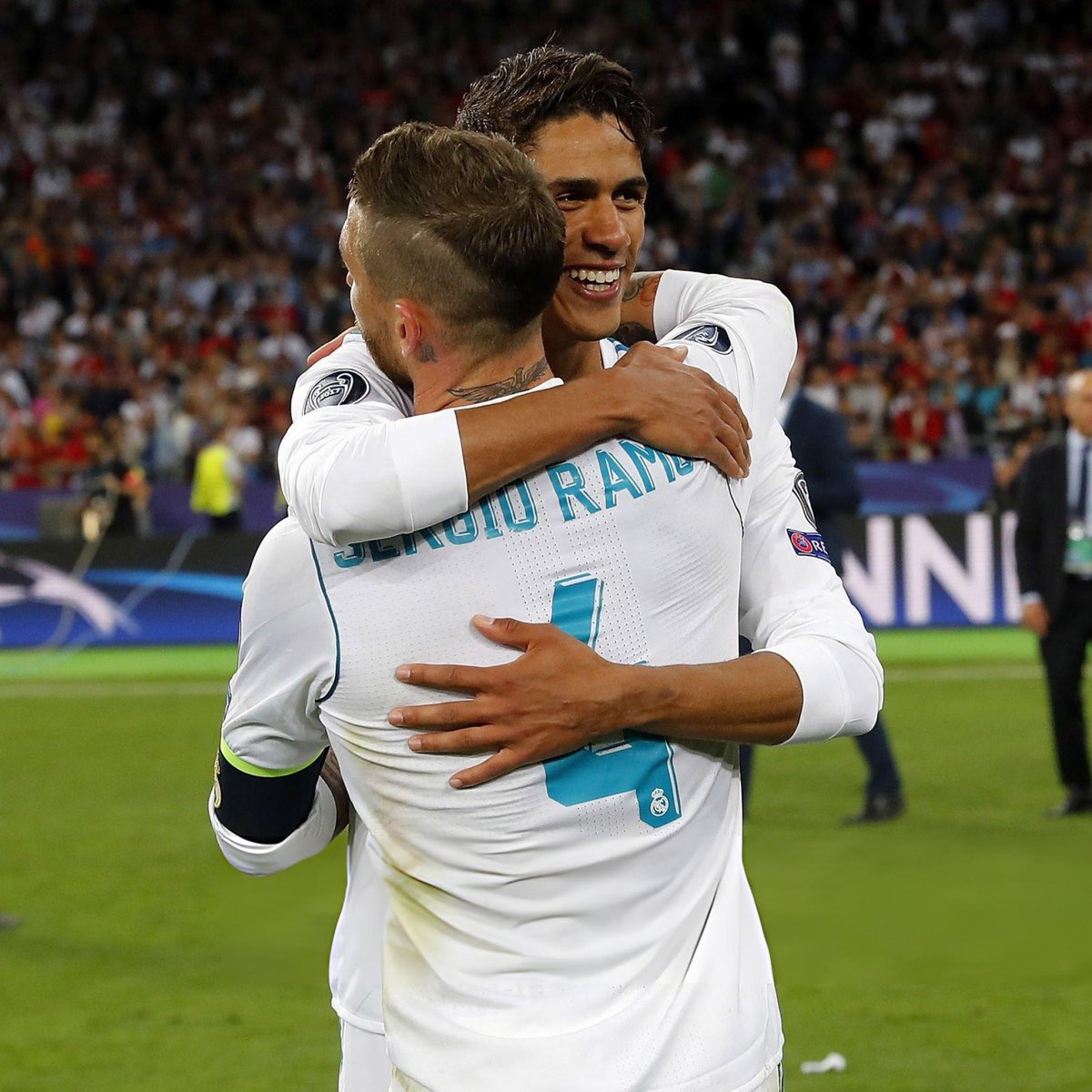 RM4Arab's tweet photo. — كيف كان اللعب مع راموس؟

🗣️ رافاييل فاران: "كنا نكمّل بعضنا البعض بشكل رائع. كان يحب التقدم للأمام، وكنت أحب تغطية ظهره".

— ما أكثر ما أعجبك في راموس؟

🗣️ "دافعه. كان لديه قدرة على إلهام الجميع. لم يكن كثير الكلام. كان قائدًا بشغفه وروحه التنافسية. كان كجنرال يخوض الحرب، شخصًا يجب اتباعه".