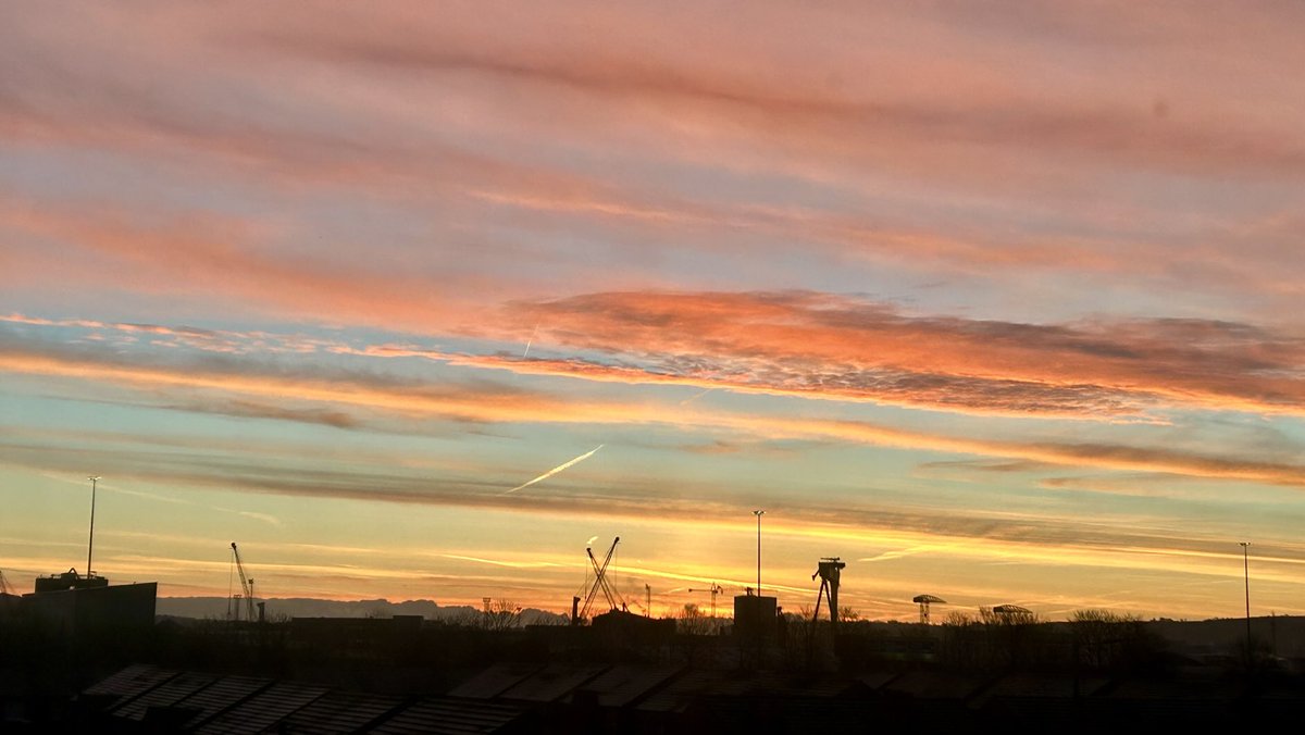 mcdomia's tweet photo. Just to spoil with another beautiful view with the colours of the sky. Belfast at its best. #sky #colours #colors #thisisbelfast https://t.co/gENgBt3bER