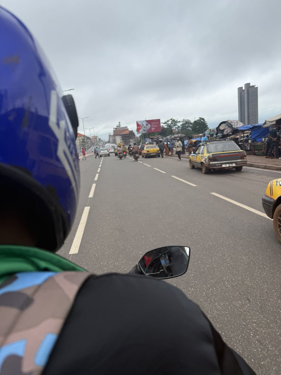 Les motards qui parlent beaucoup là franchement c’est pas la peine, mon gars livre moi à destination je suis pas ton ami ho💁🏽‍♂️ 
#ConakryMatin