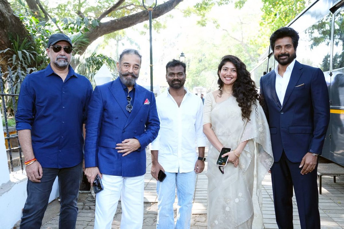 turmericmediaTM's tweet image. Team #Amaran at @IFFIGoa 
United to celebrate the film’s prestigious screening as the opening film at the Indian Panorama section. #IFFI2025, Goa

#AmaranAtIFFI #IFFI56 @nfdcindia @MIB_India

A Film By @Rajkumar_KP

#MajorMukundVaradarajan
#AmaranMajorSuccess  

#KamalHaasan…