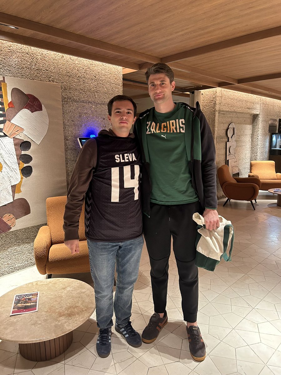 Murcianos en Madrid 🔴🏀

En tan solo una temporada dejó una huella imborrable en el <a href="/UCAMMurcia/">UCAM Murcia</a>.  

La mejor de las suertes para el resto de la temporada, <a href="/2sleevs/">Dustin Sleva</a>. 

#Eterno