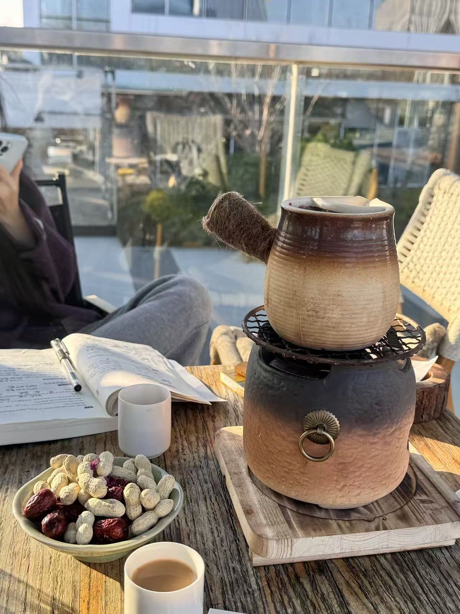 昨晚的 $JESSI 代币，咱是一点没上的冲动。

回想刚开始玩meme那会儿，哪个名人发的币我都不愿错过，总觉得错过就是亏钱。

但经历多了——从CZ的狗，到阿根廷总统币那种泥石流走势——我逐渐看清了一个事实：市场上看到的财富效应，往往只是幸存者偏差。

真正的财富密码永远只掌握在极少数人手里。