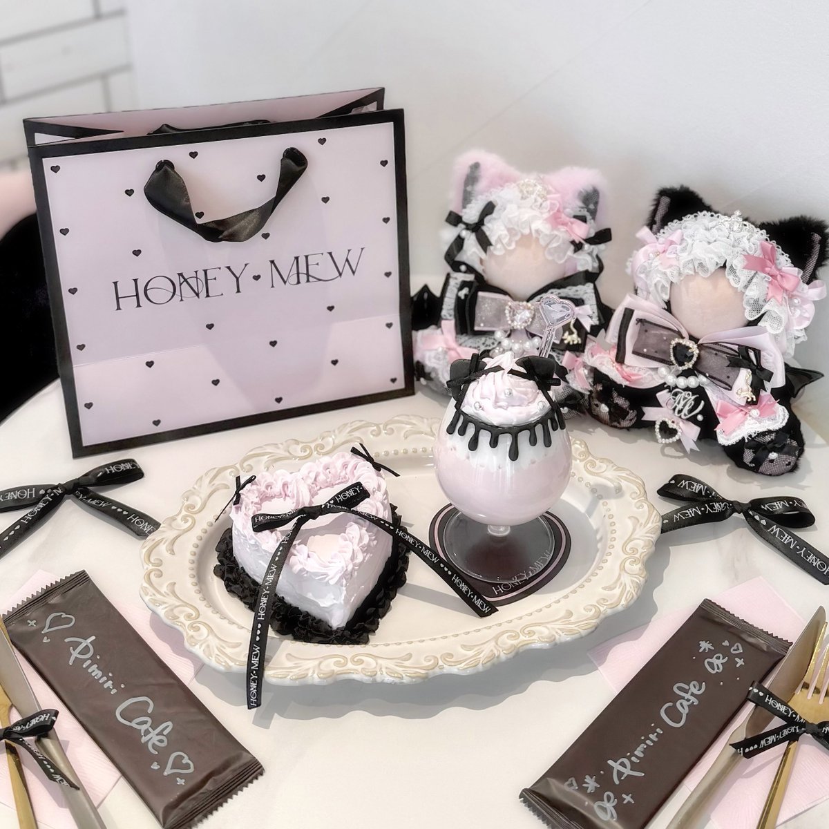 HONEYMEW_JP's tweet image. ／
🎀 HONEYMEW 初のカフェコラボ解禁 🎀
＼

HONEYMEW × pimiri cafe
“推し活特化”の期間限定メニュー♡

🗓12/1〜12/25
♡ 特典盛りだくさん ♡
🎀 ハニミュのお洋服レンタル
🖤 オリジナルぬい服＆トレカケース貸出
🐈‍⬛ 初のオリジナルショッパーも♡

ご予約は 11/25 12:00〜 START✍🏻