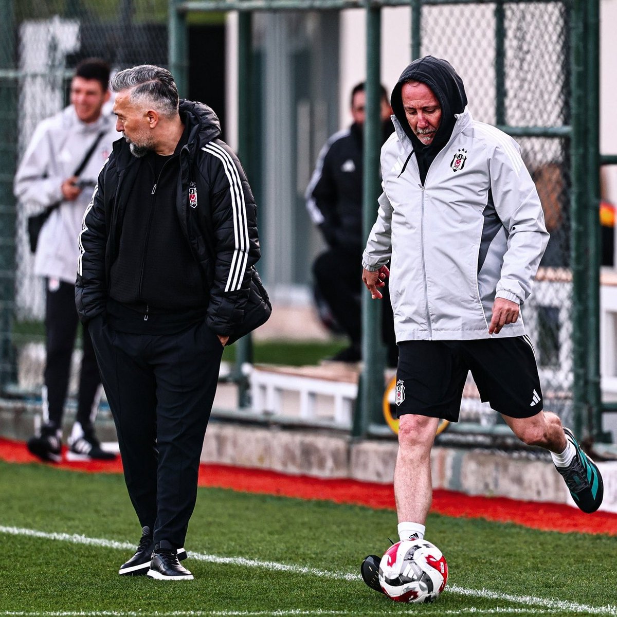 gundembjkcom's tweet image. 💥 Beşiktaş’ta dün transfer zirvesi gerçekleşti.

◼️ Futbol Komitesi üyeleri Murat Kılıç, Kaan Kasacı ve Melih Aydoğdu öğleden sonra Sergen Yalçın ve Serkan Reçber ile tesislerde bir araya geldi.

◼️ Toplantıda ara transfer döneminde kadroya yapılması planlanan takviyeler masaya…