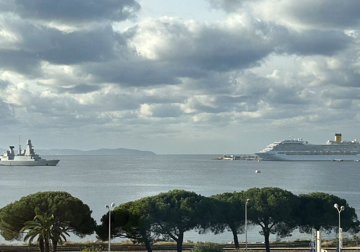 RoselyneBerett1's tweet image. Cool un bateau de croisière blanc et un bateau de croisière gris !!!!