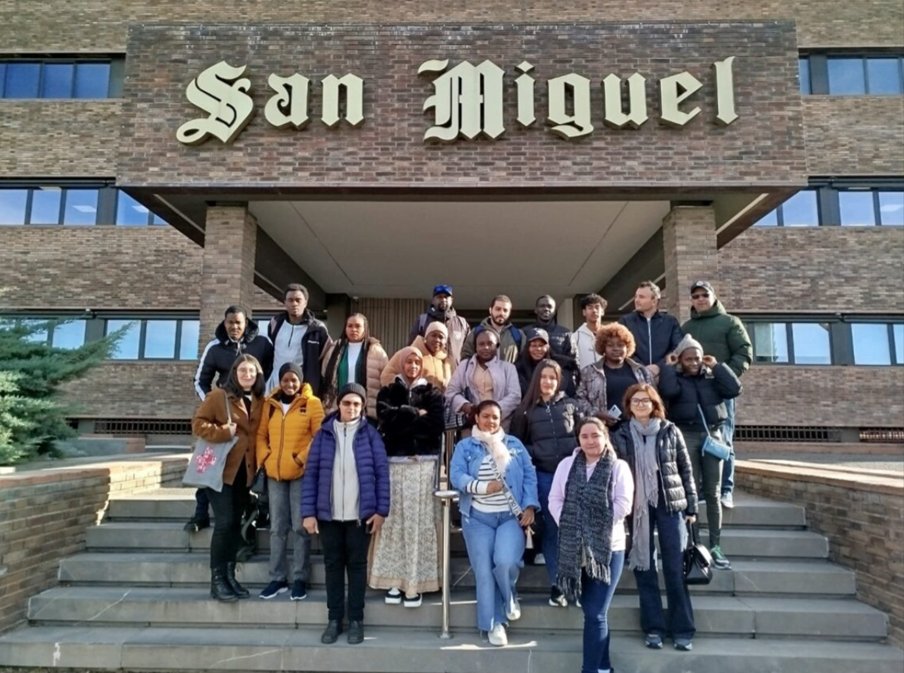 CreuRojaLleida's tweet photo. Participants de diversos projectes d'ocupació han visitat la fàbrica que té @MahouSanMiguel a Lleida, per veure com és l'entorn de treball d'un magatzem, descobrir com és el sector i quines oportunitats laborals els ofereix. Gràcies per l'acollida!
#Aliances #Empreses #Ocupacio https://t.co/HkrIixeXc0