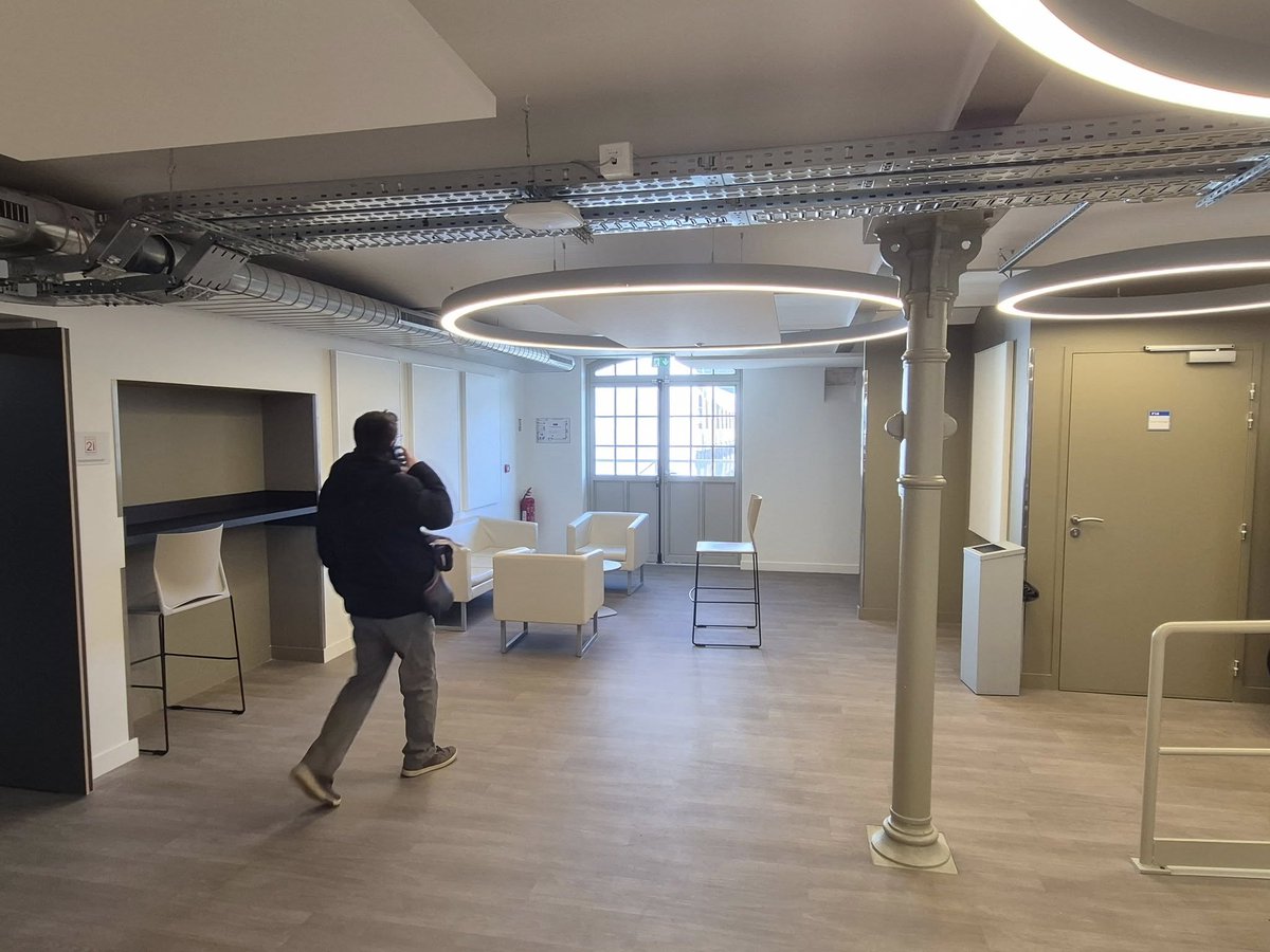 cci_indre's tweet photo. Hier a eu lieu l'inauguration de l'extension du CCI Campus Centre #Balsan à #Châteauroux

Les #alternants bénéficient désormais de 800 m² supplémentaires (soit 6 salles et 1 cafétaria) pour étudier dans les meilleures conditions.

@Prefet36 @Opco2i @RCValdeLoire @CCI_CentreVdL https://t.co/YVrv6fNd8T