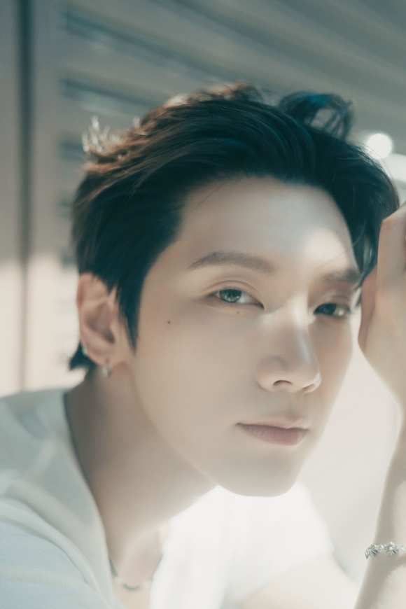 NCT テン、日本で撮影した初ソロ写真集「essentia」を2026年2月に発売