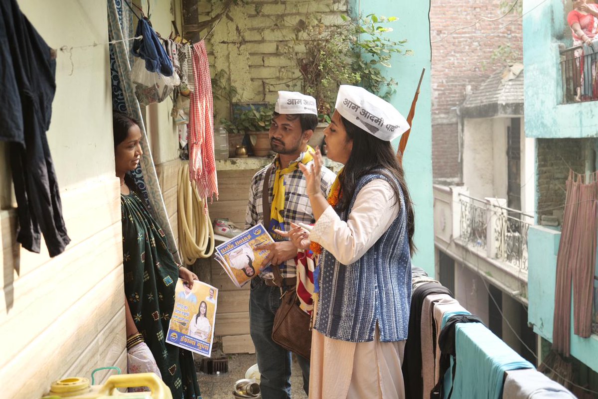 Eeshna_Gupta's tweet image. 📍ज़मरुदपुर, ग्रेटर कैलाश - वार्ड  173

ग्रेटर कैलाश वार्ड में जनसंपर्क अभियान को आगे बढ़ाते हुए आज ज़मरुदपुर क्षेत्र का भ्रमण कर क्षेत्र की देवतुल्य जनता का आशीर्वाद प्राप्त किया। साथ ही, सभी से &apos;बेहतर ग्रेटर कैलाश&apos; के संकल्प को साकार करने हेतु आगामी चुनाव में EVM पर बैलेट नंबर…