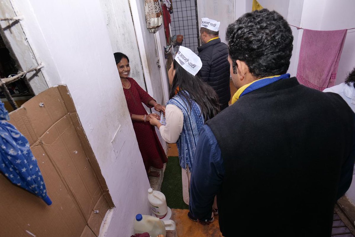 Eeshna_Gupta's tweet image. 📍ज़मरुदपुर, ग्रेटर कैलाश - वार्ड  173

ग्रेटर कैलाश वार्ड में जनसंपर्क अभियान को आगे बढ़ाते हुए आज ज़मरुदपुर क्षेत्र का भ्रमण कर क्षेत्र की देवतुल्य जनता का आशीर्वाद प्राप्त किया। साथ ही, सभी से &apos;बेहतर ग्रेटर कैलाश&apos; के संकल्प को साकार करने हेतु आगामी चुनाव में EVM पर बैलेट नंबर…