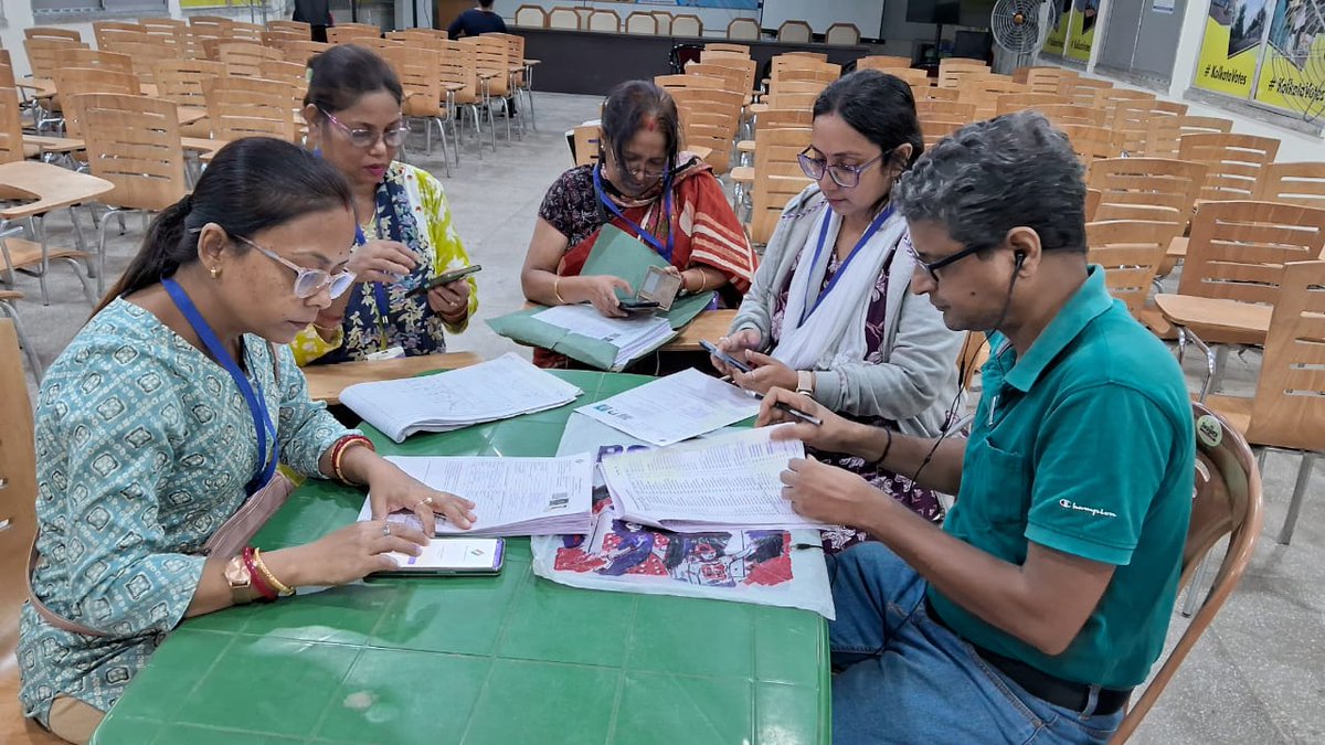 CEOWestBengal's tweet image. ERO Chowranghee visiting and interacting with the BLOs regarding the digitization process of Enumeration forms at Kolkata North district, West Bengal.
#SIR #EnumerationForm #BLO #Digitization
@ECISVEEP @SpokespersonECI @PIBKolkata
