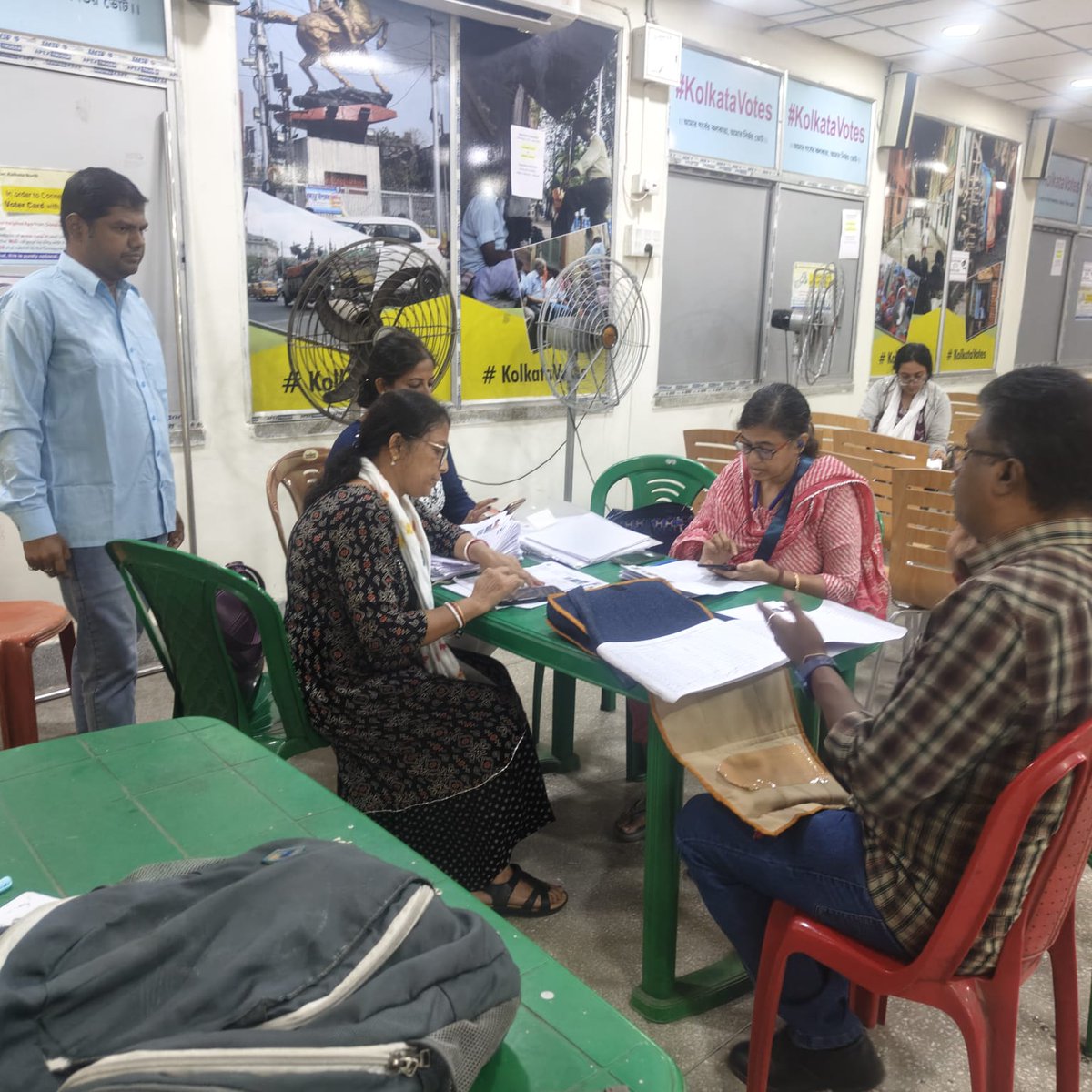 CEOWestBengal's tweet image. ERO Chowranghee visiting and interacting with the BLOs regarding the digitization process of Enumeration forms at Kolkata North district, West Bengal.
#SIR #EnumerationForm #BLO #Digitization
@ECISVEEP @SpokespersonECI @PIBKolkata