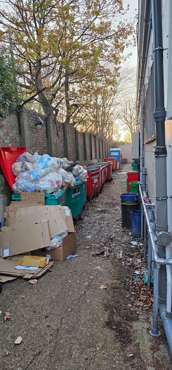 MarkJ1036108's tweet image. “I don’t know if you can see it…
On the left: overflowing First Mile bins used by Gail’s Bakery Loughton.
On the right: clean, tidy Biffa bins.
The difference in service speaks for itself.”
#GailsBakery #Loughton  #Debden #FirstMile #Biffa #QualityMatters #WasteManagement