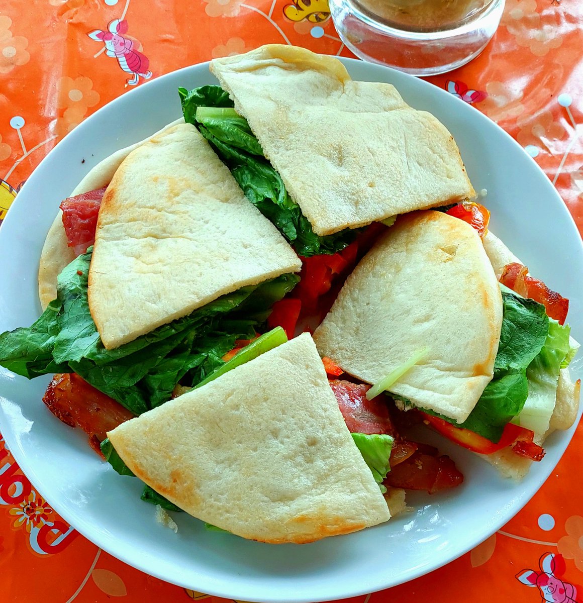 Lunch today was, BLT.
200g of bacon, cooked in the air fryer, as was the soft flatbreads, a couple of plum tomatoes and fresh lettuce.
I had a big hot glass of freshly grated ginger, lemon grass and lime juice tea with it. It's been really cold lately and it's got to me a bit😊🙏