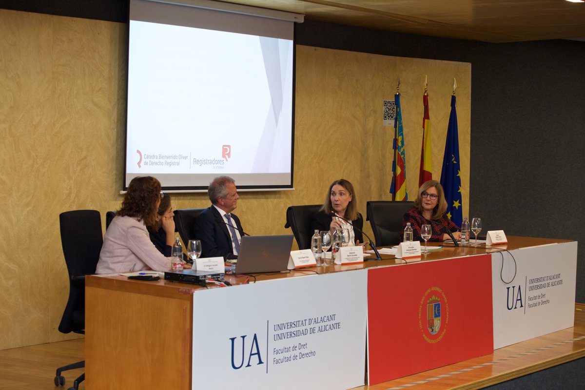 El pasado 14 de noviembre, María del Mar Rodriguez, presidenta del COAFA, fue invitada a la Apertura del Curso 2025-2026 de la Cátedra de Derecho Inmobiliario y Registral Bienvenido Oliver de la Universidad de Alicante.