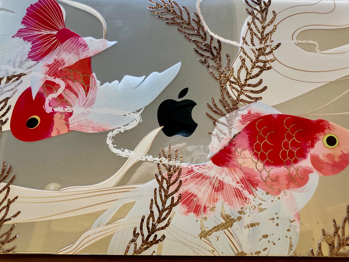 Gorzjjoh6YlfkT7's tweet image. ターヒィーにMacBook Airのカバーを買ってもろた🐟😊

#MacBookAir