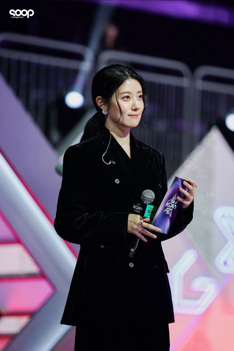 soop_ent's tweet image. 👥👤👤👥👤👥(너무이뻐)👤👥👤👥👤👥👥👥👤👤(웅성)👤👥👤👥👤👥(눈부셔)👤👥👤👥👥👥👤(웅성웅성)👤👤👤👥👤👤👥👥👥