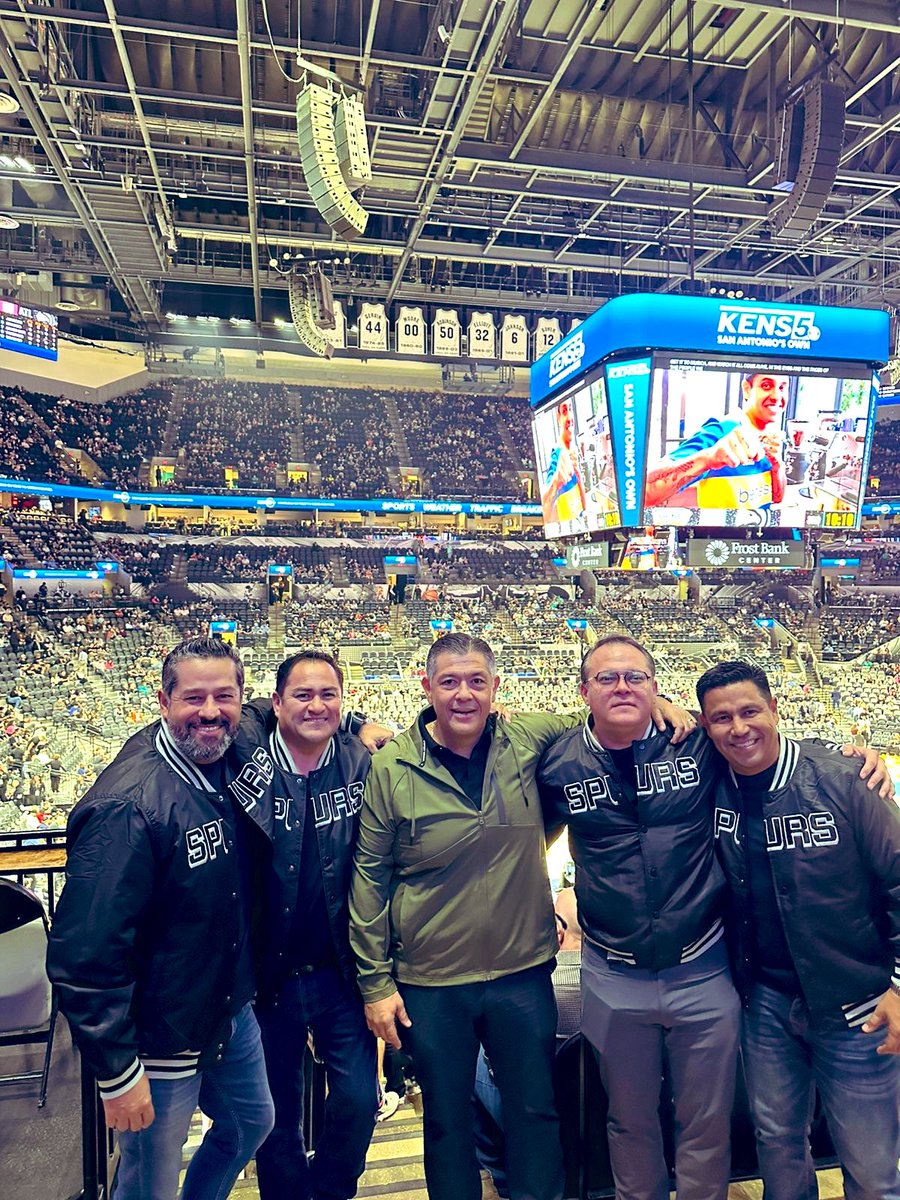 CholfosRodolfo's tweet photo. @spurs Gran noche !! 🏀amigos forever !!! @qhea1_guzman https://t.co/iR9s1BxkHH