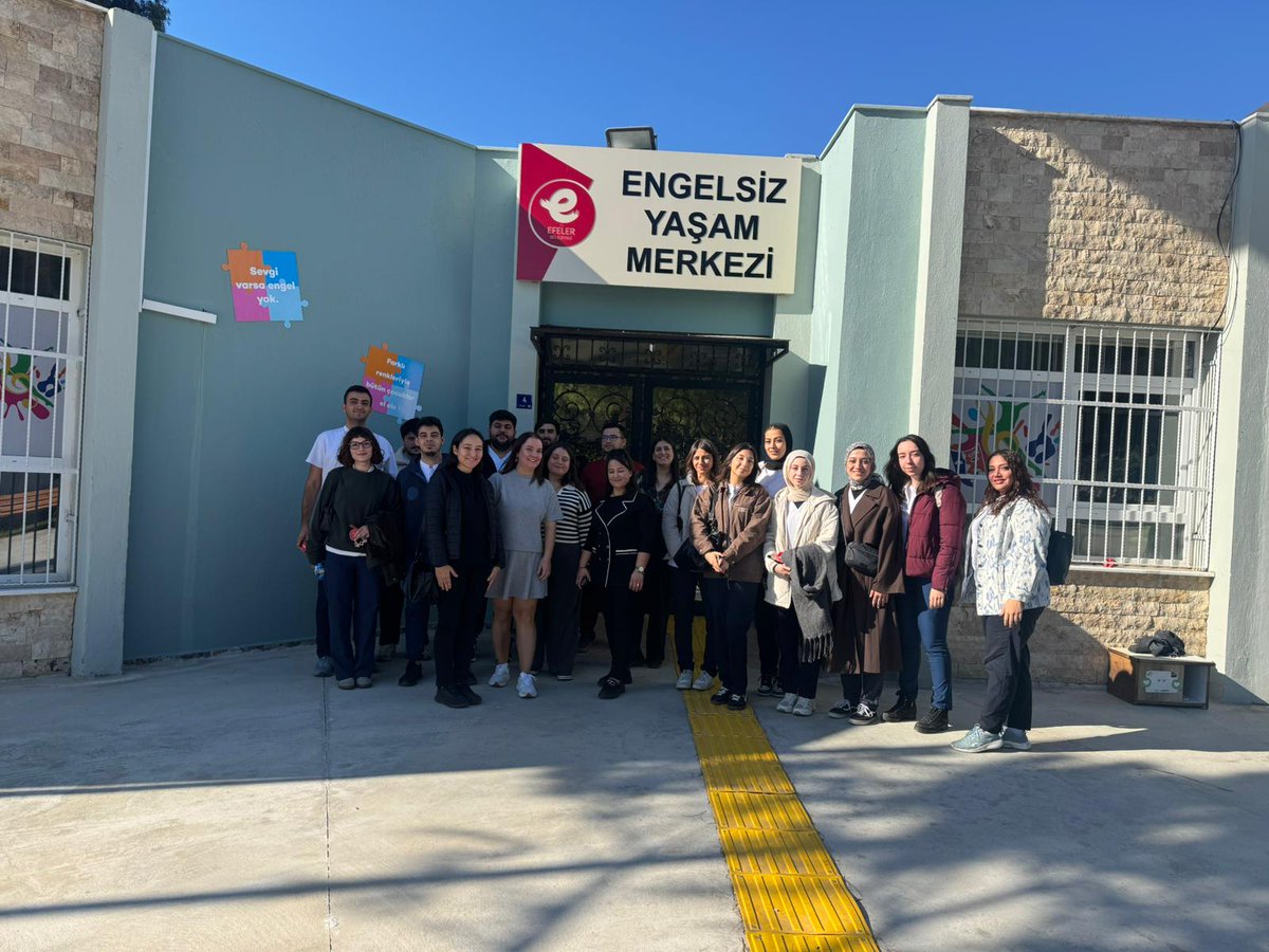 Restoratif Diş Tedavisi ABD Dr. Öğr. Üyesi H. Gamze D. ÜNVERDİ ve intörn öğrencileri, Efeler Engelsiz Yaşam Merkezi'nden hizmet alan öğrencilerine yönelik ağız ve diş sağlığı ile ilgili bilgiler aktarmanın yanısıra model üzerinde uygulamalı diş fırçalama eğitimi verildi. 🇹🇷